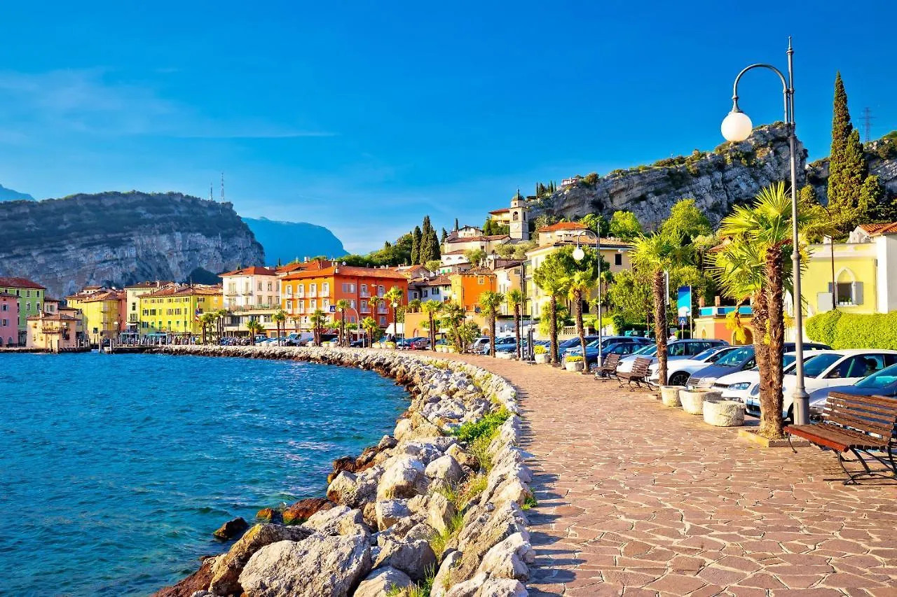 Villa Fiorita Apartments - Happy Rentals Sirmione